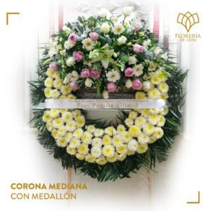 Corona funeraria Medallon grande de flores blancas con toque lila
